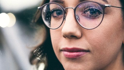 5 problemos, kurias supras tik moterys, nešiojančios akinius