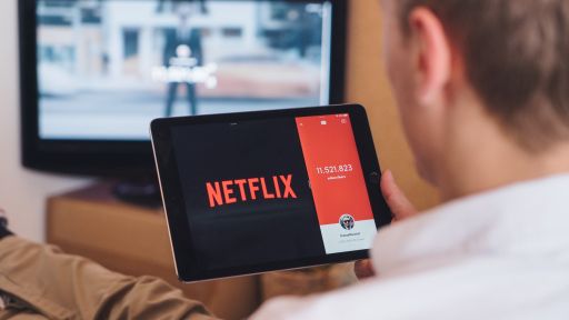 Karantino pramogos: kaip pasirūpinti savo akimis leidžiantis į „Netflix“ maratoną?