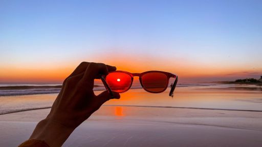 Kodėl akiniai nuo saulės yra būtina apsauga mūsų akims?