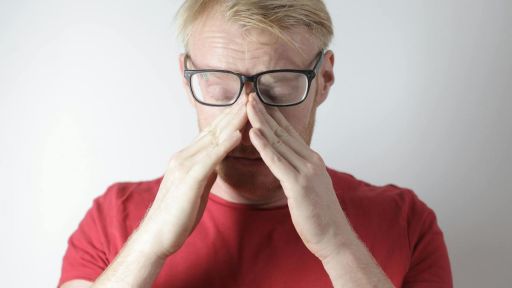 Pavargusios akys: kada priežastis – ne tik pervargimas?