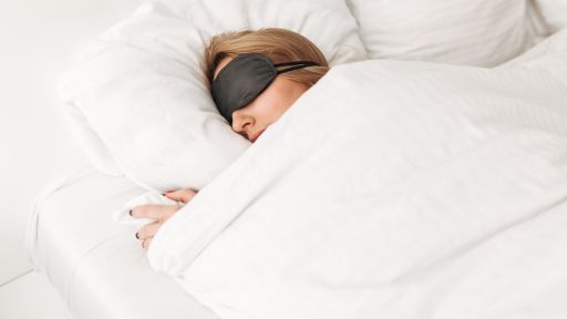 Sausos akys naktį: kas vyksta su akimis miego metu?